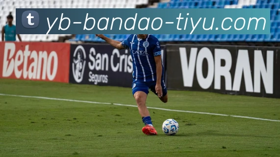 爱德华兹表现稳健半场8投5中斩获11分3助攻正负值提升至4