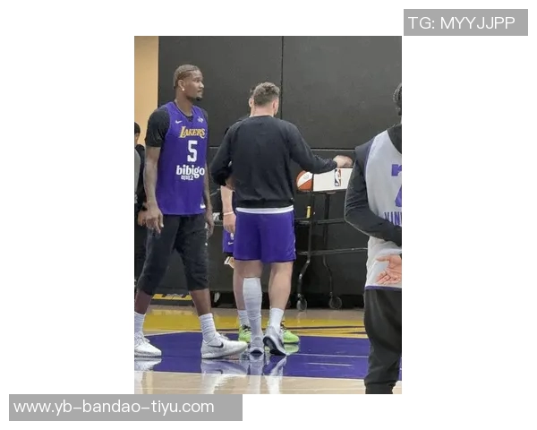 东契奇背打博格丹遭遇撞击疑似小腿受伤引发关注